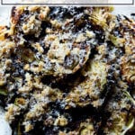 一盘烤卷心菜，上面撒着胡桃酱。