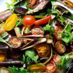 一盘烤茄子沙拉。