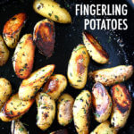 一种铸铁煎锅，里面盛着酥脆的小土豆。