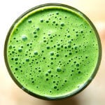 一份有菠菜、杏仁黄油和大枣的绿色奶昔。