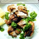 一碗酸奶黄瓜和skhug的烟雾缭绕的烤鸡。