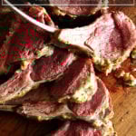 上面有切好的羊排的木板。