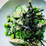 一碗沙拉寿司味噌酱。