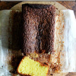 一块柠檬小麦粉蛋糕，切成片放在木板上。