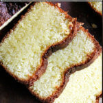 一块柠檬小麦粉蛋糕，切成片放在木板上。