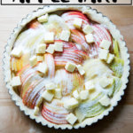 一个未烘烤的法国苹果挞的俯拍镜头。