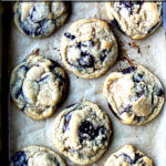 一平底锅刚烤好的巧克力饼干。