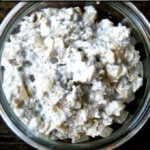 一碗用肉桂、苹果和枫糖调味的隔夜燕麦。