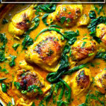 一锅泰式咖喱鸡配菠菜。