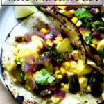 早餐玉米饼配焦糖玉米饼、烤玉米和波布拉诺辣酱。