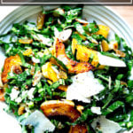 一碗生羽衣甘蓝沙拉配烤南瓜、烤杏仁、金葡萄干和帕尔玛干酪。