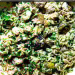 一个架空的锅用柠檬,米粒,鸡肉和洋蓟心。