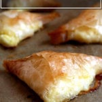 一个平底锅just-roasted tiropitas。