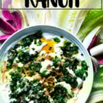 一碗自制的牧场蘸酱，加上希腊酸奶和什锦蔬菜。