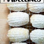 柠檬玛德琳蛋糕上撒上糖粉，放在冷却架上。