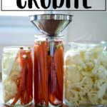 用玻璃瓶腌crudité，其中一个有漏斗。