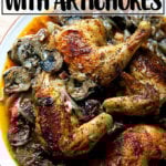 一盘有红枣和洋蓟心的烤鸡。