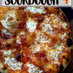 刚烤好的酸面团披萨。