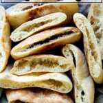 一碗切开的圆皮塔饼。