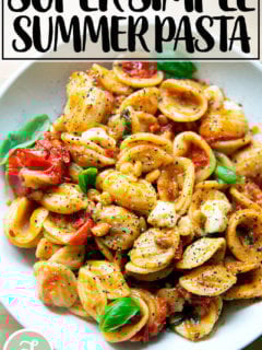 一碗意大利面拌上樱桃番茄沙司、松子、罗勒和马苏里拉奶酪。