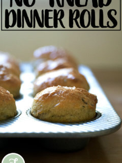 刚烤好的百里香晚餐卷放在松饼罐里。