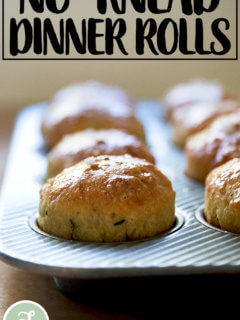 刚烤好的百里香晚餐卷放在松饼罐里。