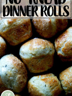 百里香晚餐卷放在木板上。