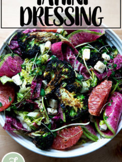 在碗里切碎的沙拉。