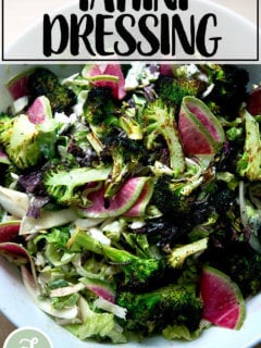 在碗里切碎的沙拉。