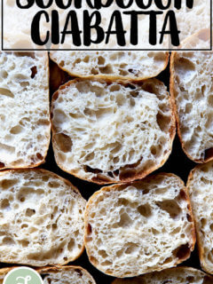 半切的酸面包面包卷放在工作台上。