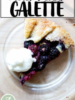 一个混合浆果galette。