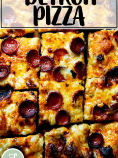 一个意大利辣香肠片Detroit-style披萨板上。