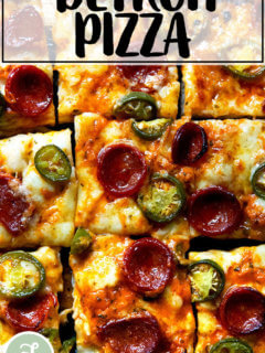 一片意大利辣香肠和泡菜墨西哥胡椒Detroit-style披萨板上。