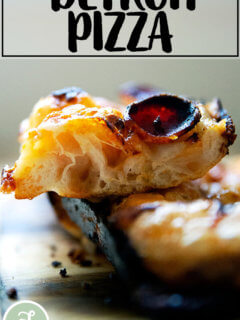 屑的一堆底特律3片披萨面团。