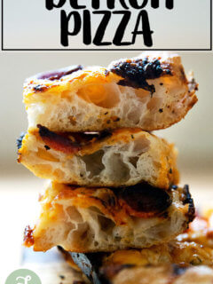 屑的一堆底特律3片披萨面团。