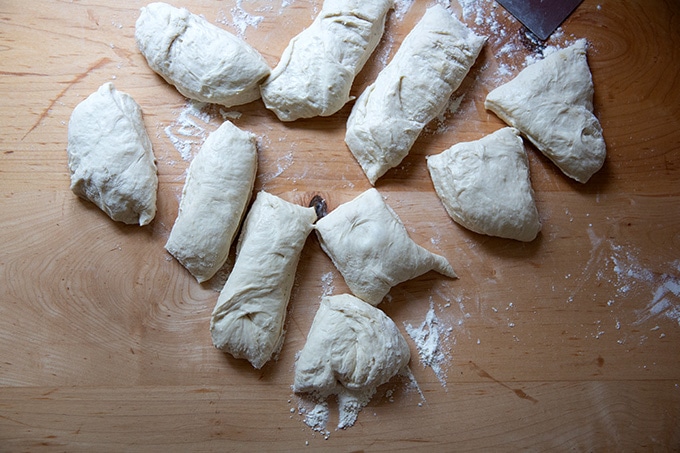 10份椒盐卷饼面团滚。