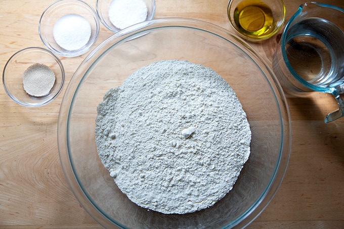 成分,使椒盐卷饼卷在柜台上。