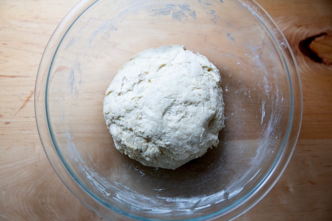 椒盐卷饼卷面团混合在一个碗里。