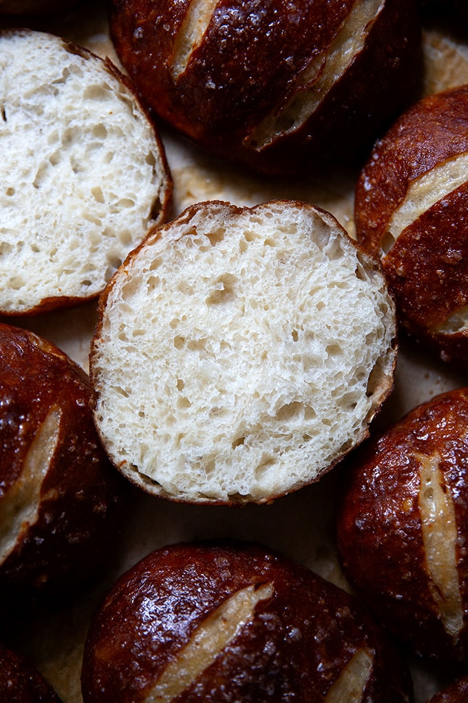 减半椒盐卷饼卷。