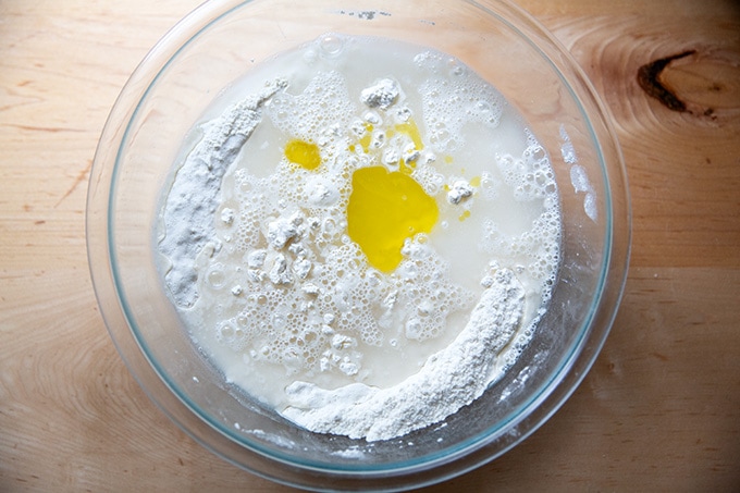 水和橄榄油的成分添加到碗椒盐卷饼卷面团。