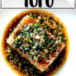 一碗豆腐和辛辣的芝麻葱酱辣烤花椰菜。