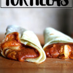 自制的bean和奶酪在自制的面粉玉米饼卷饼。