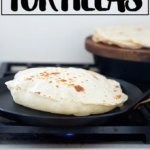 在自制的玉米粉薄烙饼锅。