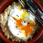 一碗荷包蛋上新鲜玉米玉米粥。