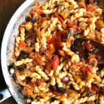 烤茄子和西红柿面条。