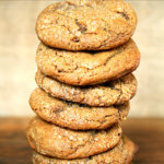 最好的糖蜜皱纹堆在桌子上。