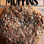 一个架空的新鲜出炉的麸皮松饼。