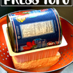 自制豆腐压滤器和一罐西红柿。