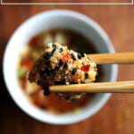 一口与nuoc cham sesame-crusted豆腐。