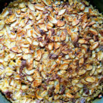 一锅新鲜的烤铁麦片。